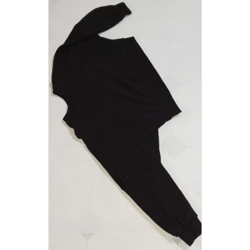 sweater polos hitam lengan panjang cewek