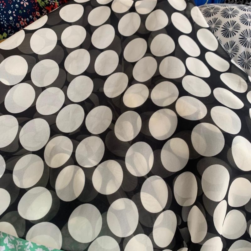 kain motif polkadot//bahan sifon Ceruti//bahan atasan harga 1/2m