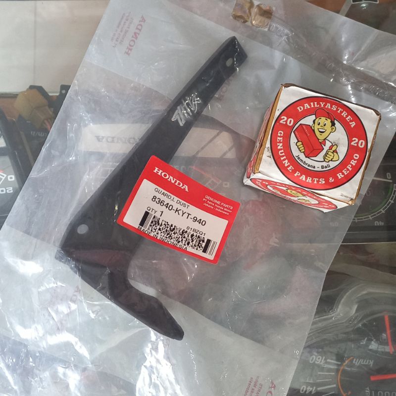GUARD L DUST COVER SEBELAH TANGKI KIRI HONDA SCOOPY KARBU CARBU ORIGINAL ORI 83640-KYT-940