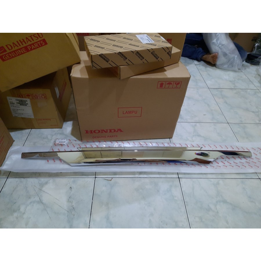 trunklid list lis chrome bagasi avanza xenia 2019 2020 2021 ori