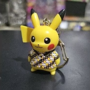 gantungan pikachu batik original dari booster set pikachu