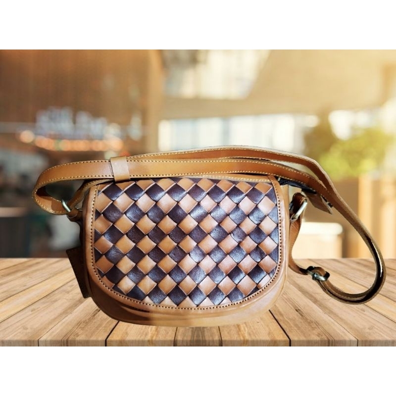 Tas Sling Anyam Kulit Sapi