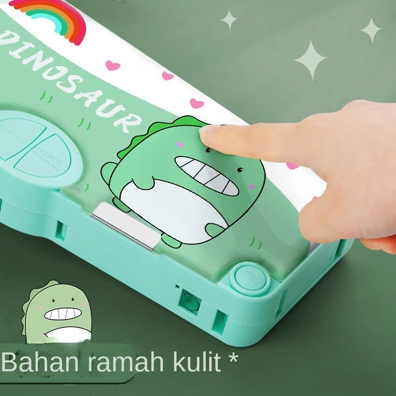 

TEMPAT PENSIL MAGNETIC DENGAN RAUTAN/PENGGARIS/DAN GUNTING/MOTIF ASTRONOUT HITAM/ PERLENGKAPAN SEKOLAH ANAK