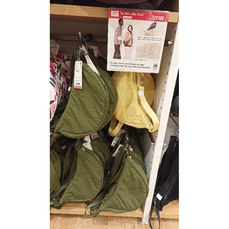 TAS SELEMPANG UNIQLO