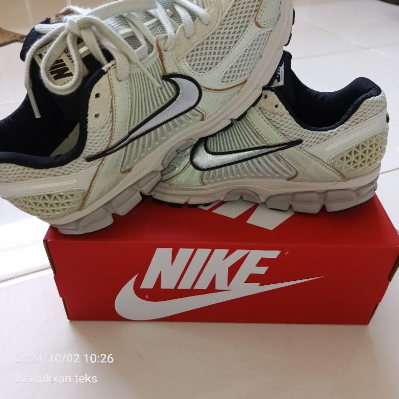 sepatu Nike Vomero 5