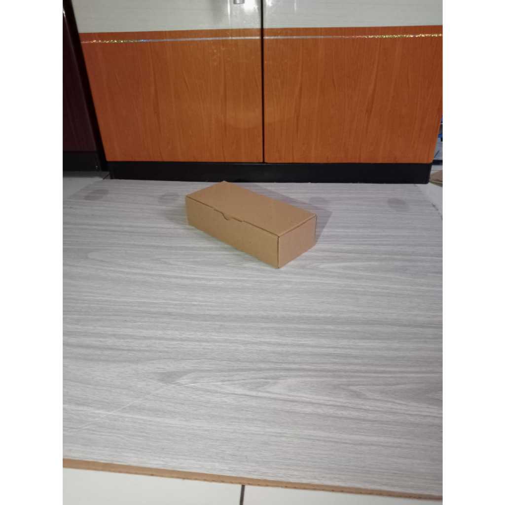 

Kardus uk. 44 x 33 x 4 cm....Die Cut karton box untuk Kotak Aksesoris dll model box pizza