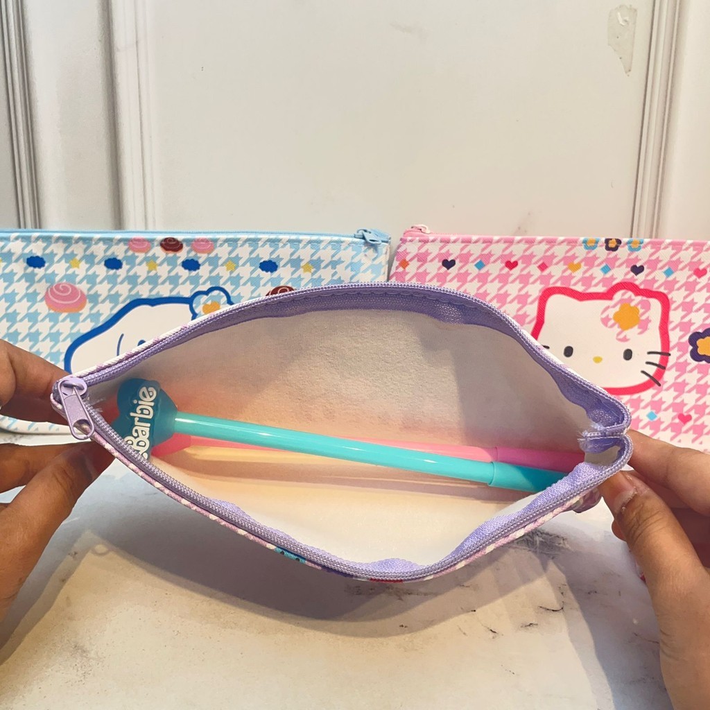 

KP-1517 Kotak Pensil Kanvas Muka Sanrio Tersedia 4 karakter Bahan Kanvas Kualitas Terbaik Perlengkapan Sekolah Kantor Bisa Cod