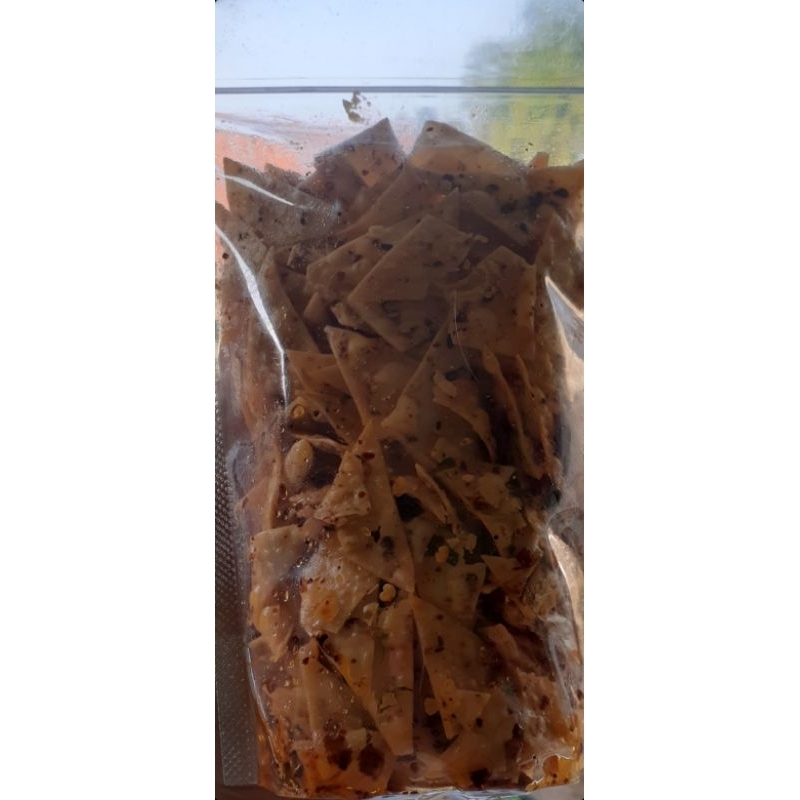 

Keripik pangsit viral pedas dan original isi 500 gram.