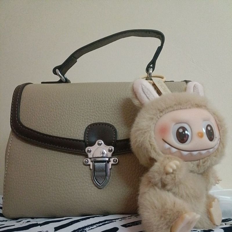 Tas kulas (kulit asli) import dari Hongkong with Labubu Vol 2