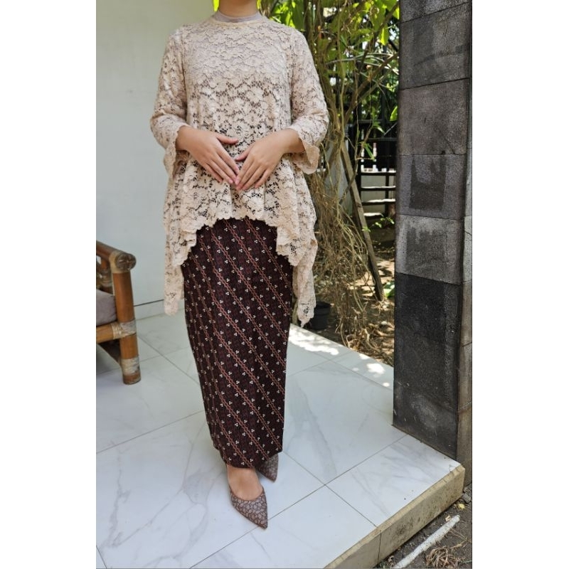 SEWA Kebaya brokat + Rok batik