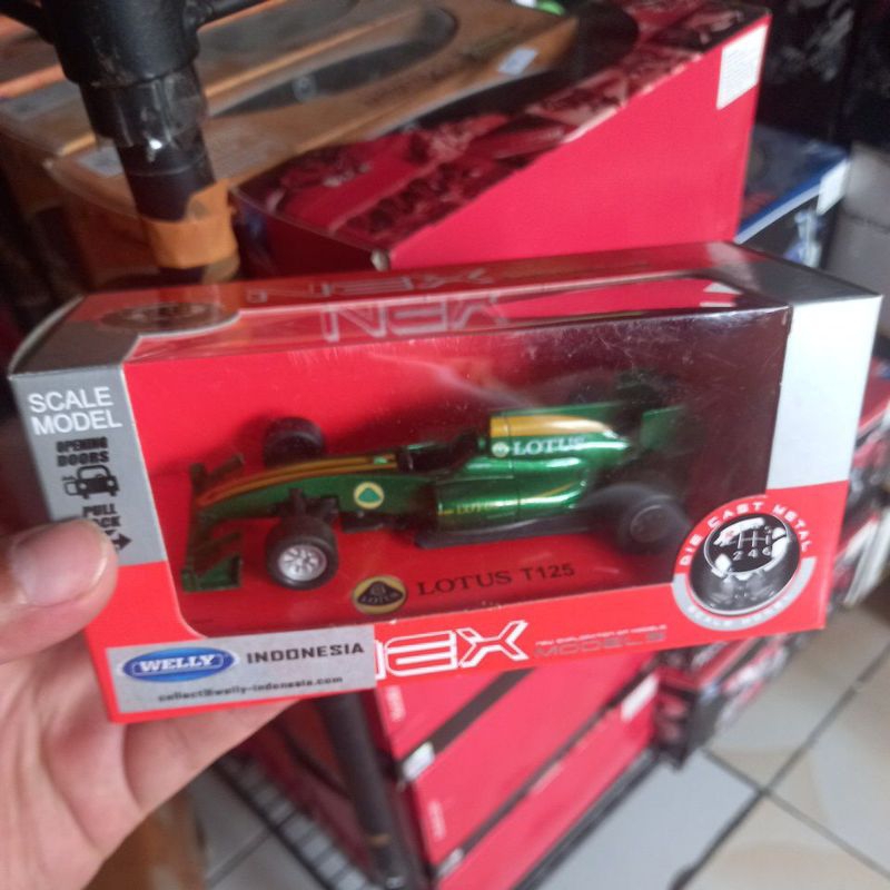 diecast mobil balap formula 1 lotus