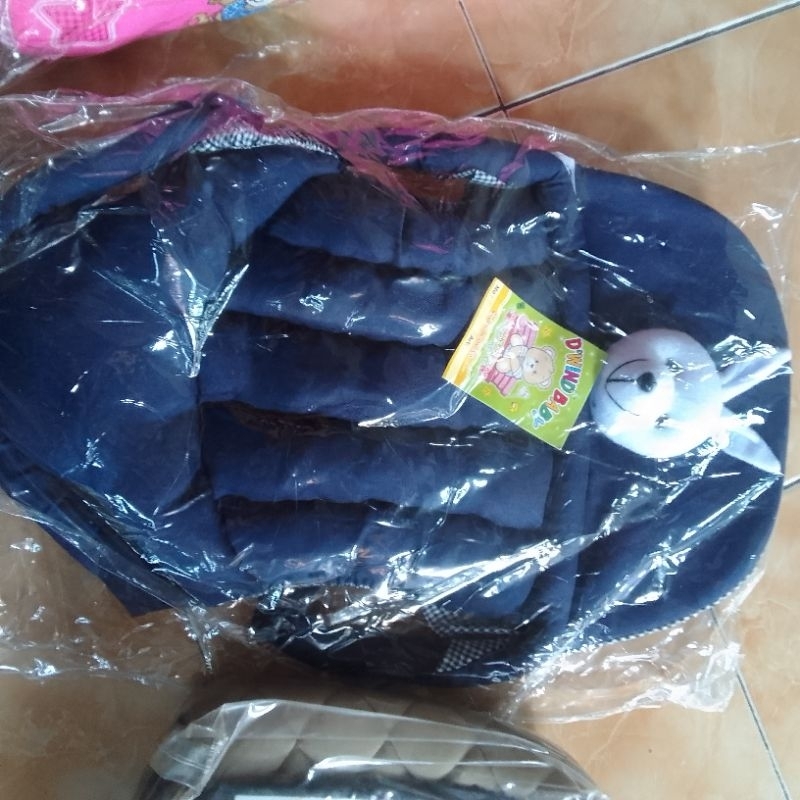 Gendongan bayi depan