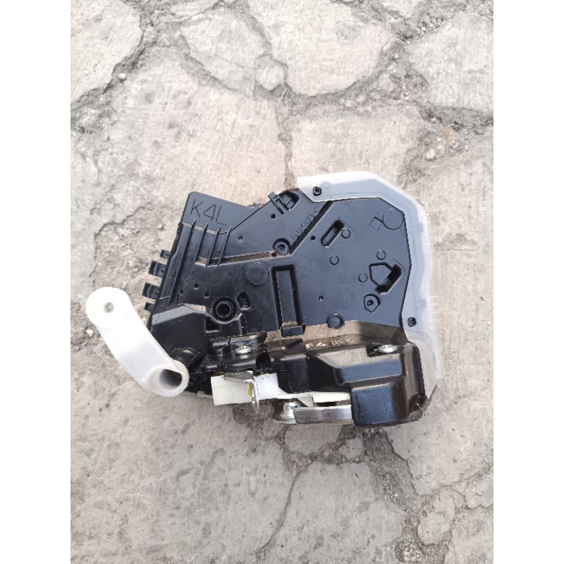 door lock avanza veloz bagian kiri LH bagian depan original