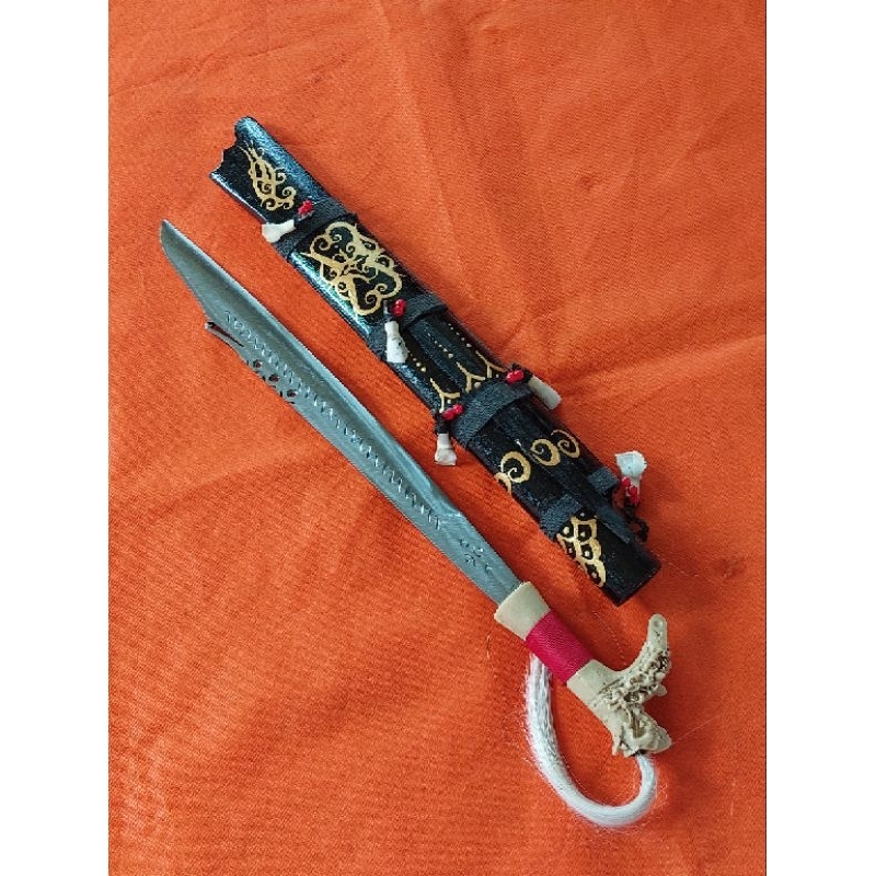 mandau senjata pusaka khas suku adat dayak asli kalimantan