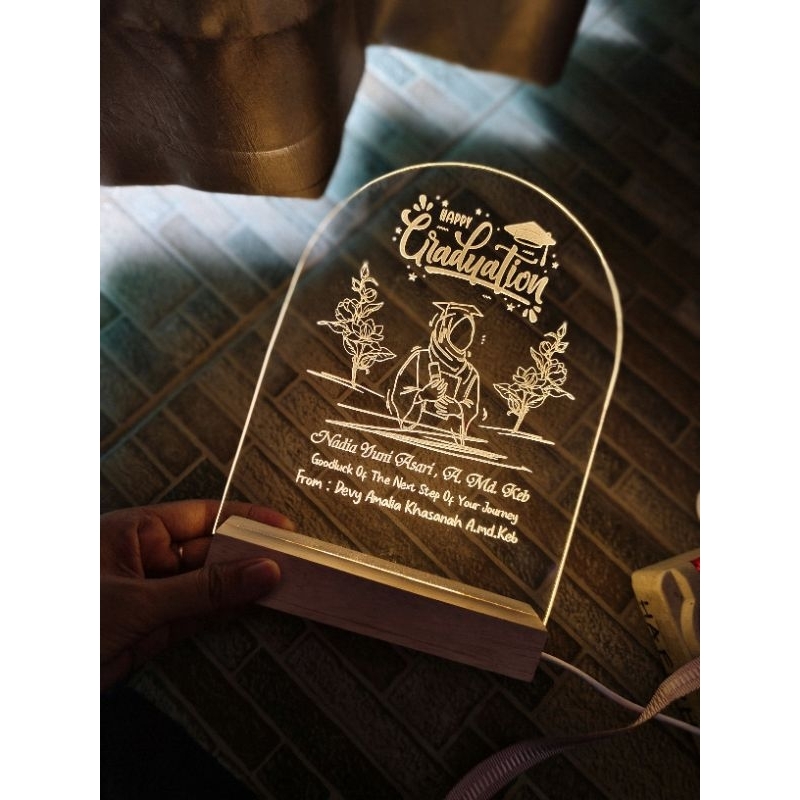 LAMPU AKRILIK UNTUK HADIAH WISUDA