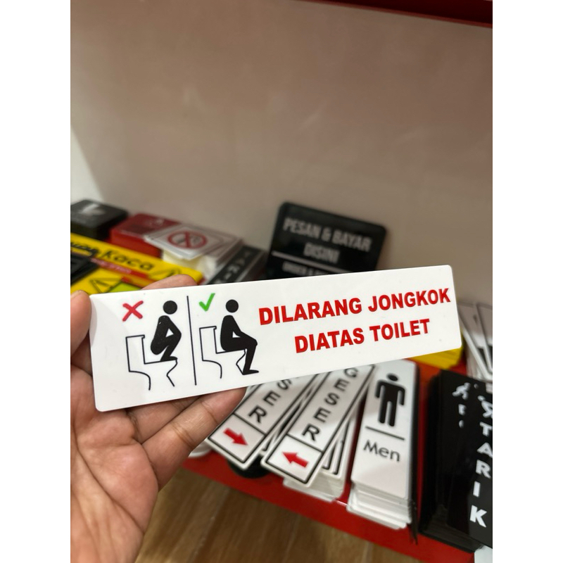 tulisan dilarang jongkok diatas toilet sign toilet duduk