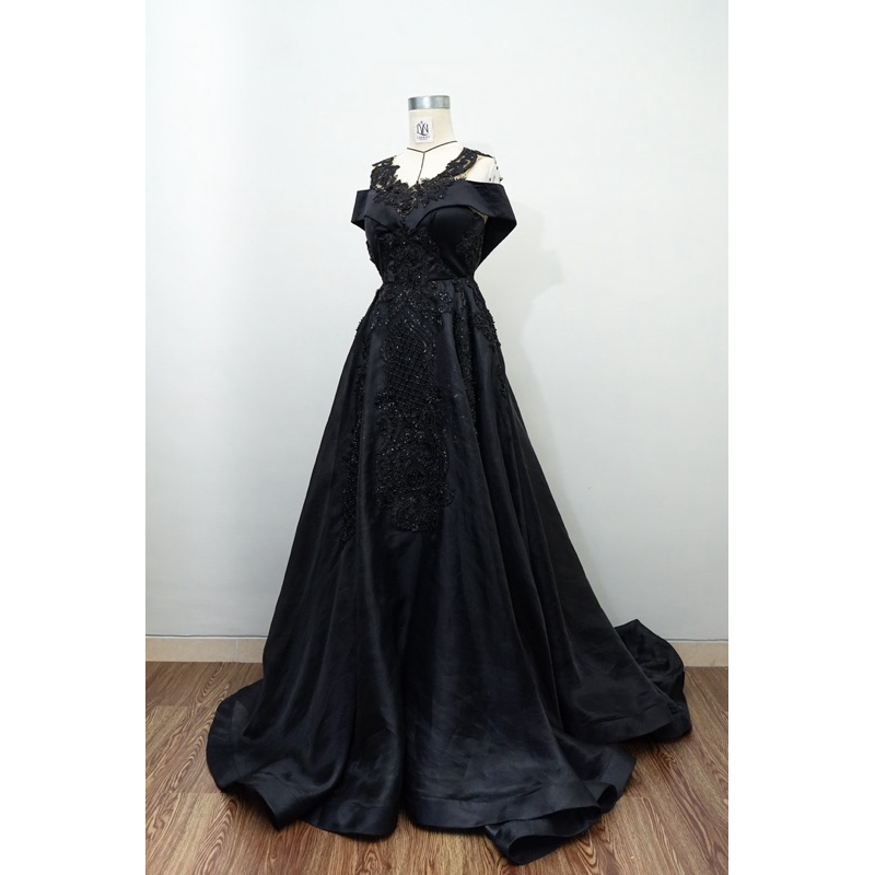 Gaun Pesta Preloved by Lavani Atelier Bahan dutches premium + organza premium + payet jepang Lingkar