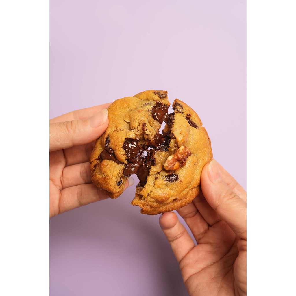 

C.N_chunky nut cookies dengan isian walnut & dark choco chips