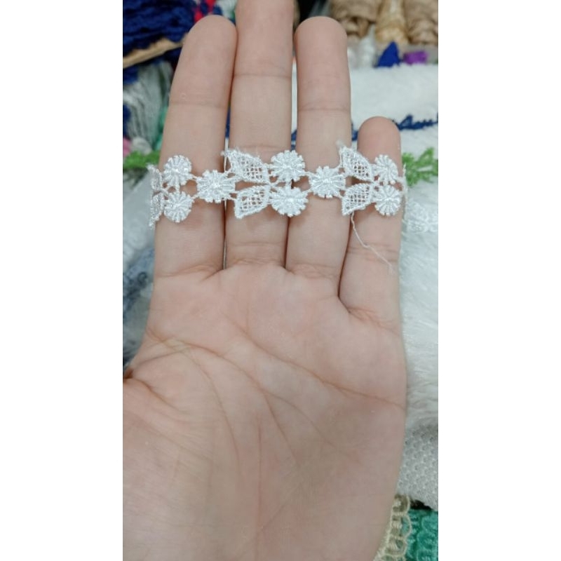 RENDA GIPER KECIL MOTIF DAUN TENGAH