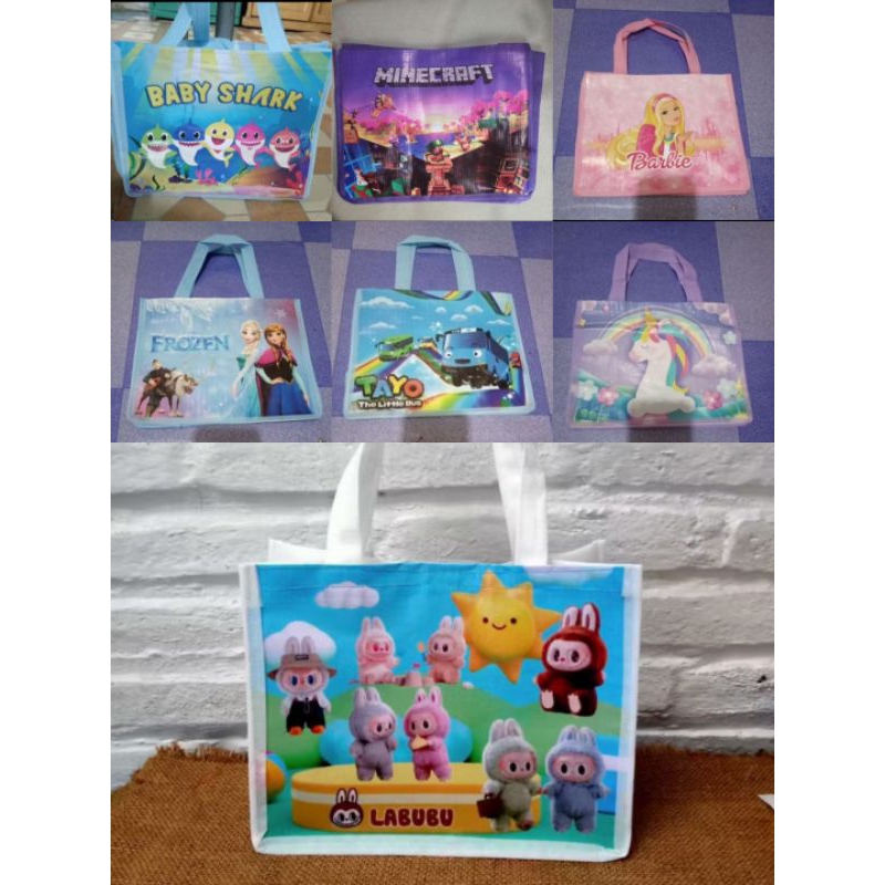 

Tas ultah labubu, goodiebag labubu, tas kado labubu, goodiebag unicorn, tas snack cinnamorol, goodiebag frozen, goodiebag ultah cowok, tas ultah barbie, goodiebag babyshark.