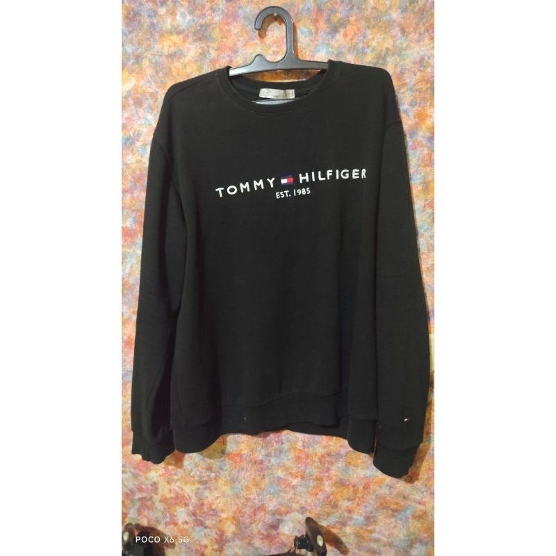 Kaos dan CN Tommy Hilfiger