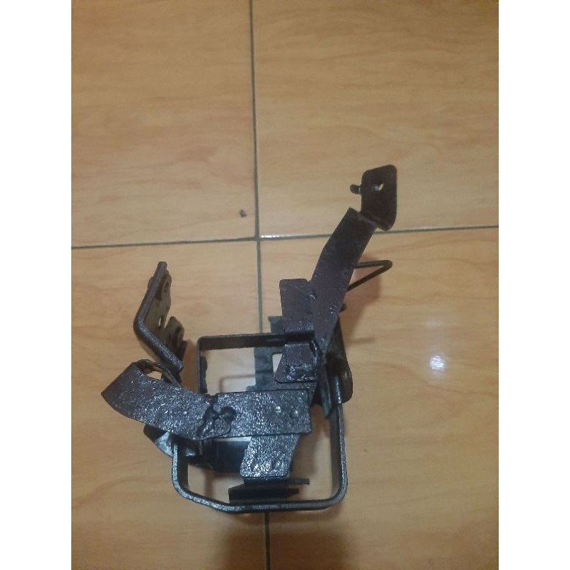 dudukan tameng / dudukan aki vario 110 old karbu original copotan