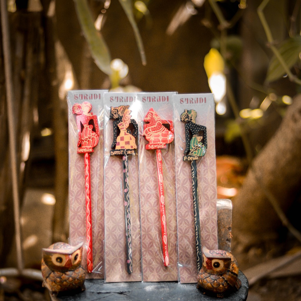 

souvenir pensil edisi tokoh wayang kayu motif batik