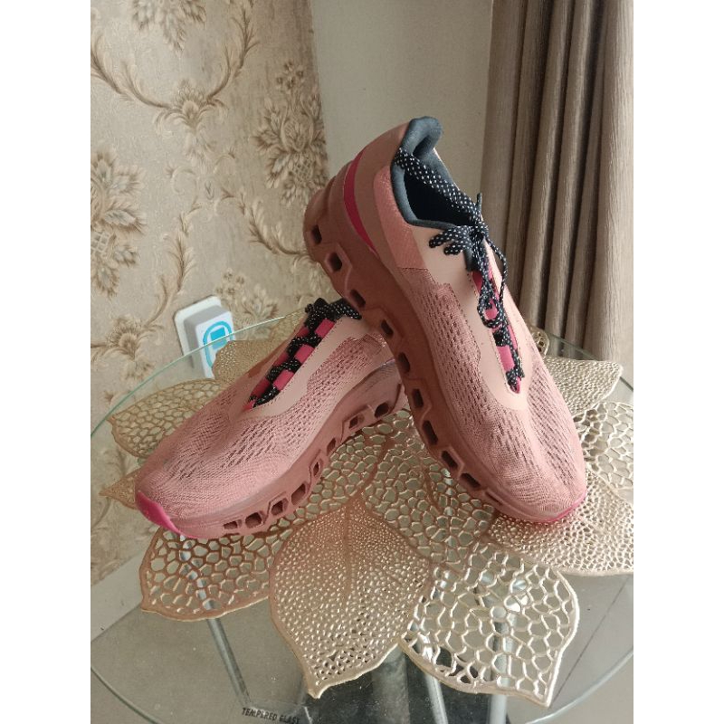 SEPATU ON CLOUD PEACH