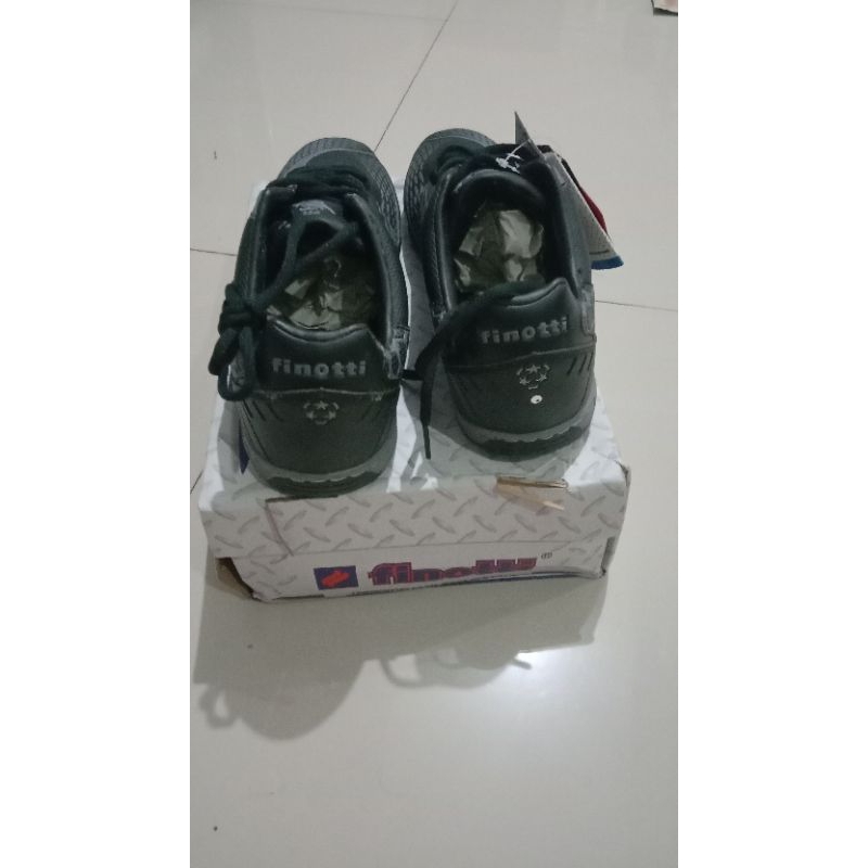sepatu futsal finotti