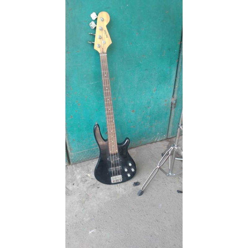 gitar listrik bass