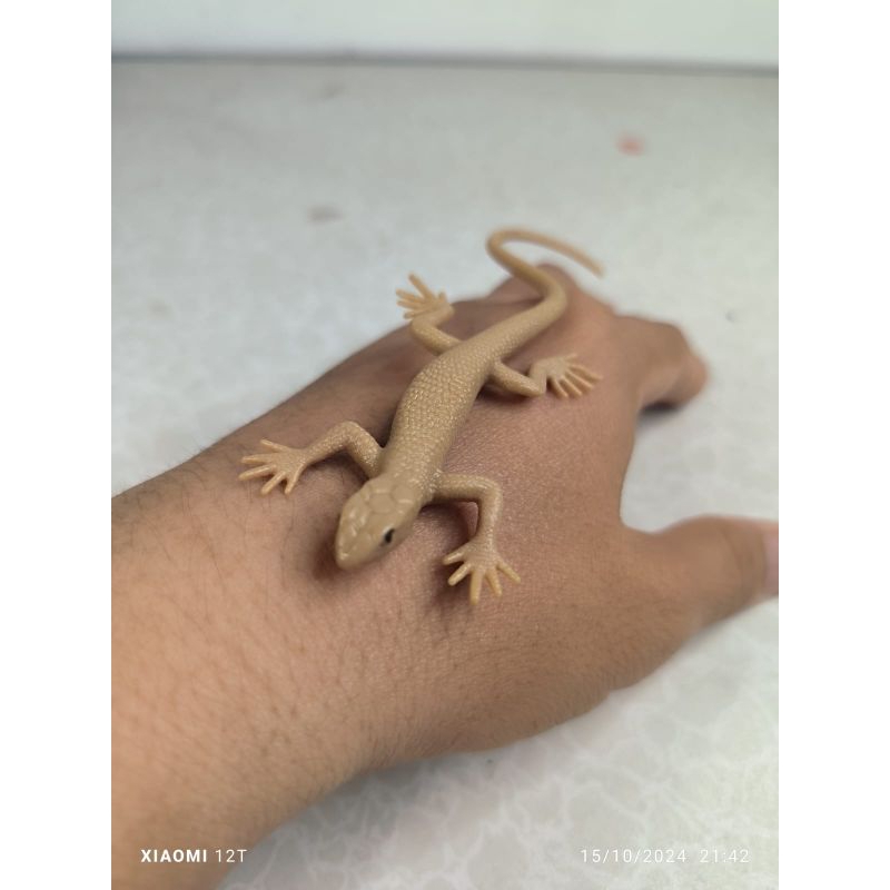 mainan cicak karet reptil coklat