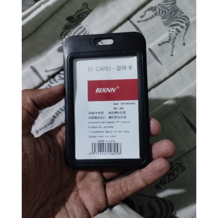 

Dijamin Berkualitas Tempat id card name tag holder muat dua kartu plastik hitam