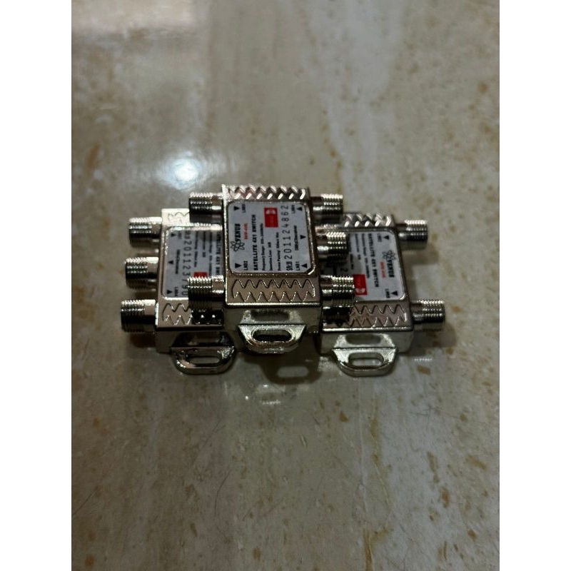 SWITCH LNB RECEIVER PARABOLA 4 KELUAR 1