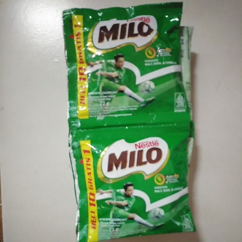 

Milo Nestle Activ-Go BELI 10 GRATIS 1 Berat Bersih: 22 g. 6 VITAMIN & 3 MINERAL. KEBAIKAN MALT, SUSU, & COKELAT. Minuman Serbuk Cokelat Paduan dengan Malt.