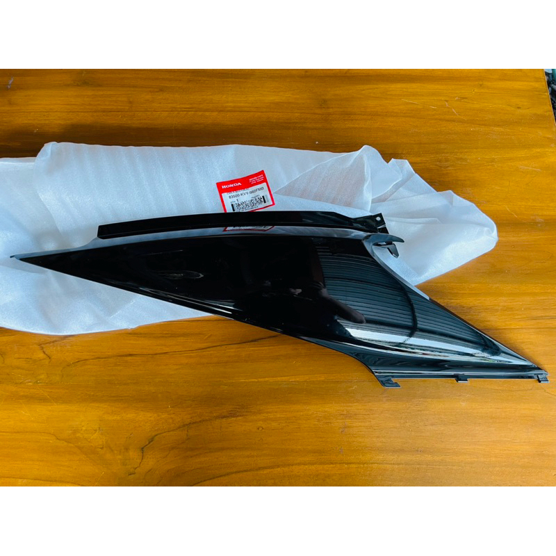 COVER BODY BODI KANAN HONDA BEAT KARBU CARBU LAMA HITAM ORI ORIGINAL AHM 83500-KVY-960FMb