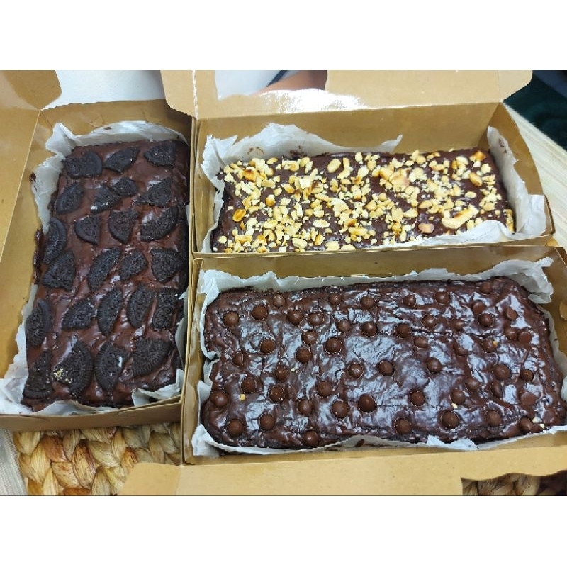 

brownies hilf size topping chocochips-oreo-kacang