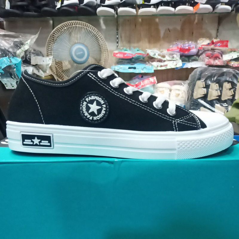 Sepatu Sneakers Cewe, Model Terbaru, Warna Hitam / Putih, Kualitas import