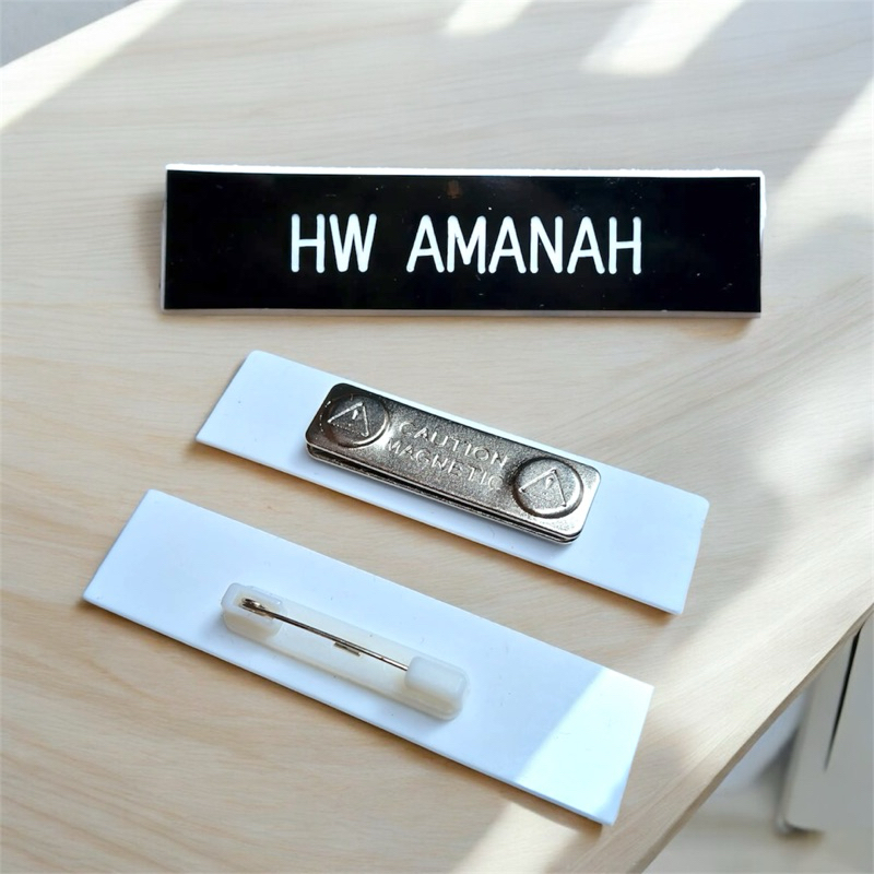 

Papan nama dada custom langsung list putih jadi perekat peniti dan magnet name tag custom magnet dan peniti