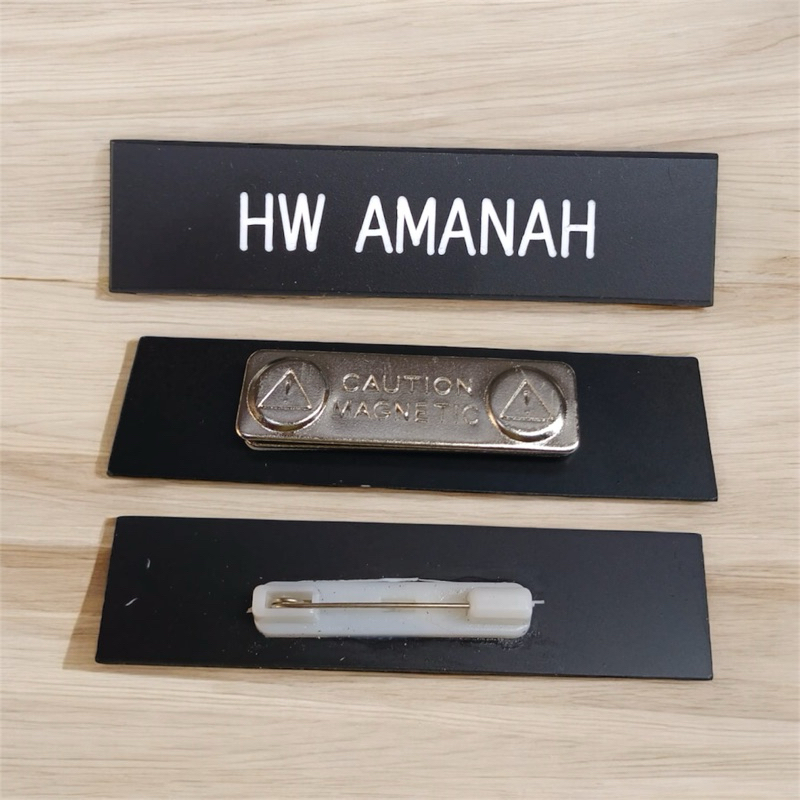 

Papan nama dada custom hitam perekat peniti dan magnet name tag custom hitam doop perekat peniti dan magnet