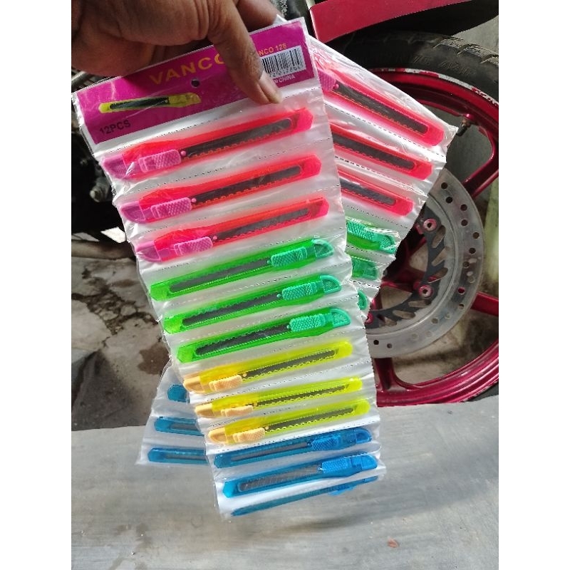 

1renteng(12pcs)CUTTER TANGGUNG cu77/ PISAU KERAJINAN warna warni