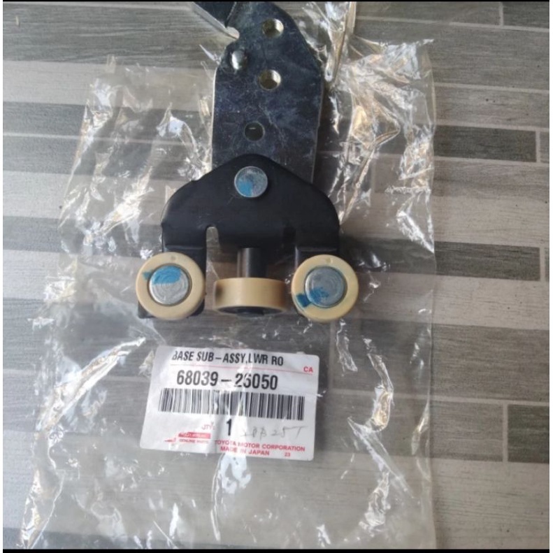Roller Pintu Sliding Bawah Hiace Commuter 68039-26050 Original
