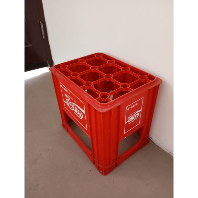 

KRAT COCA COLA Tinggi 12 botol/sekat - masih bagus