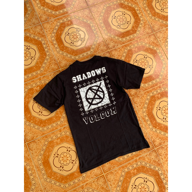 kaos branded pria Volcom Shadows size M (100%original)