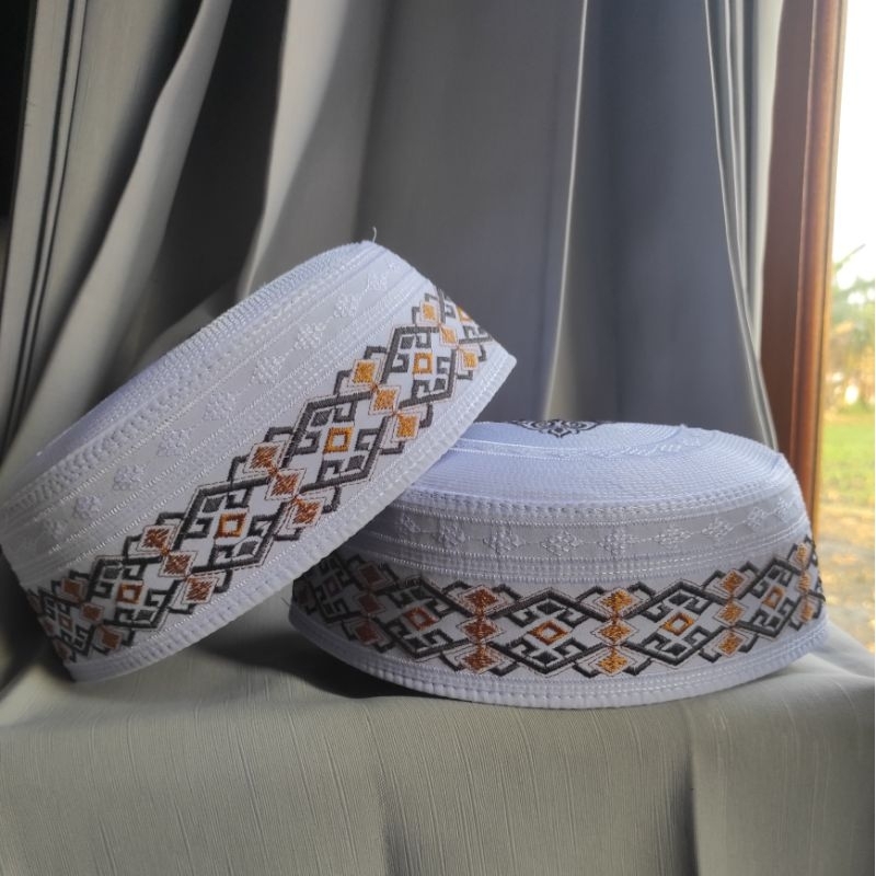 PECI HAJI MOTIF SUDEMALA KOPIAH HAJI PUTIH MOTIF SONGKOK HITAM MOTIF