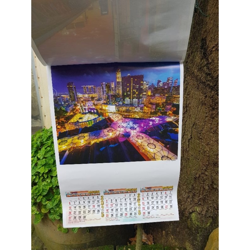 

kalender dinding triwulan 2025 / tri / 4 lembar