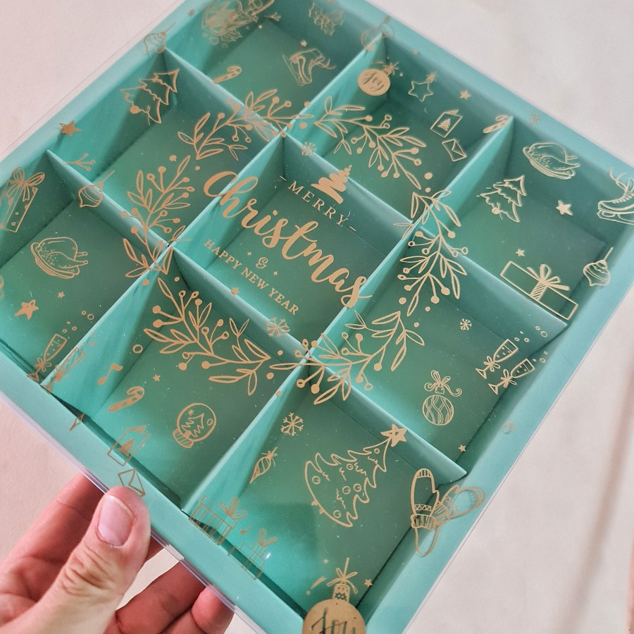 

1 Pack Isi 5 Pcs Dus Parcel Natal Mika Sekat 9 Hijau Muda Box Motif Christmas Ukuran 7.3x7.3x4.5 cm