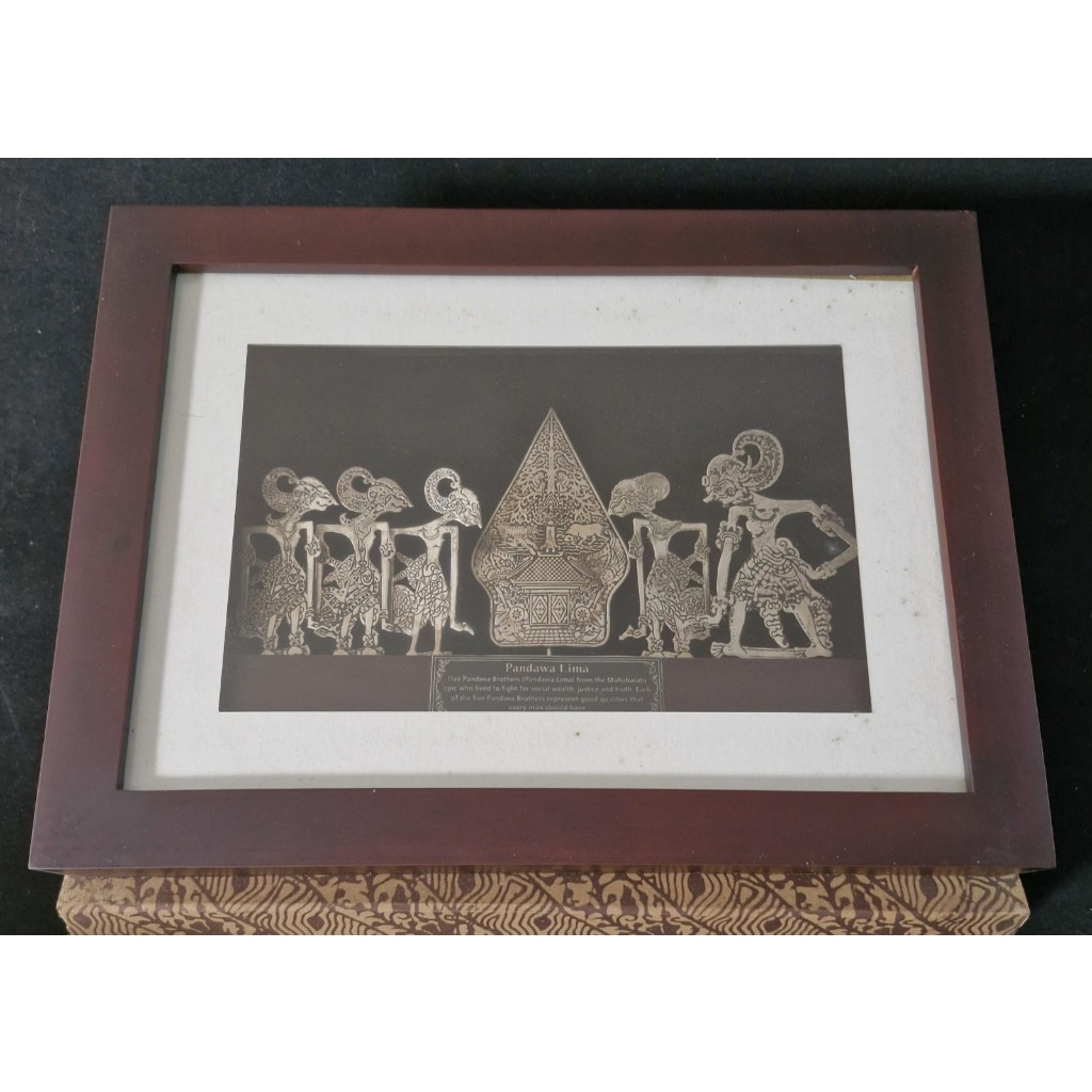 Wayang Pandawa Lima Bingkai Kayu dan Kaca - Plakat Wayang Pajangan Meja - Souvenir Kemasan Box Batik