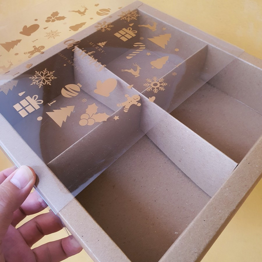 

1 Pack Isi 5 Pcs Dus Parcel Natal Mika Sekat 4 Coklat Box Motif Christmas Ukuran 19x19x5 cm