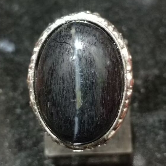 Cincin batu akik natural fosil kelor motif banyu mili tembus cahaya black petrified Wood 26 x 18 x 8