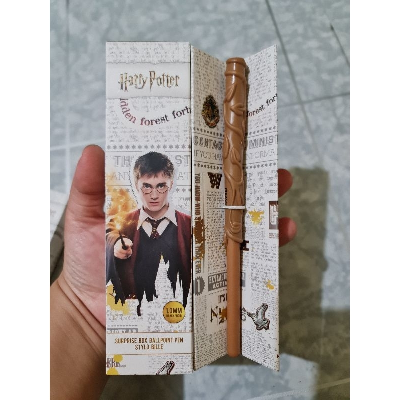 

Harry Potter Wand Suprised Box Ballpoint (1.00mm, Black) - Coklat Muda